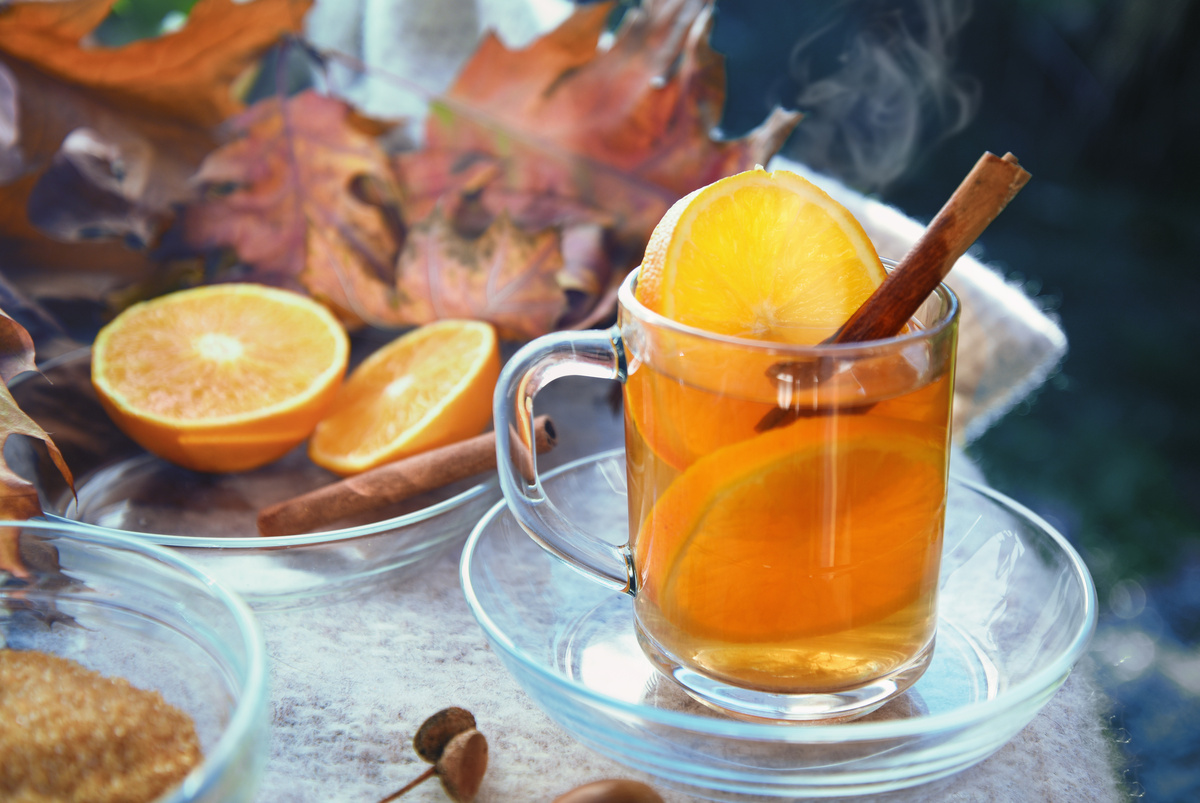 Xícara de chá preto com laranja e canela