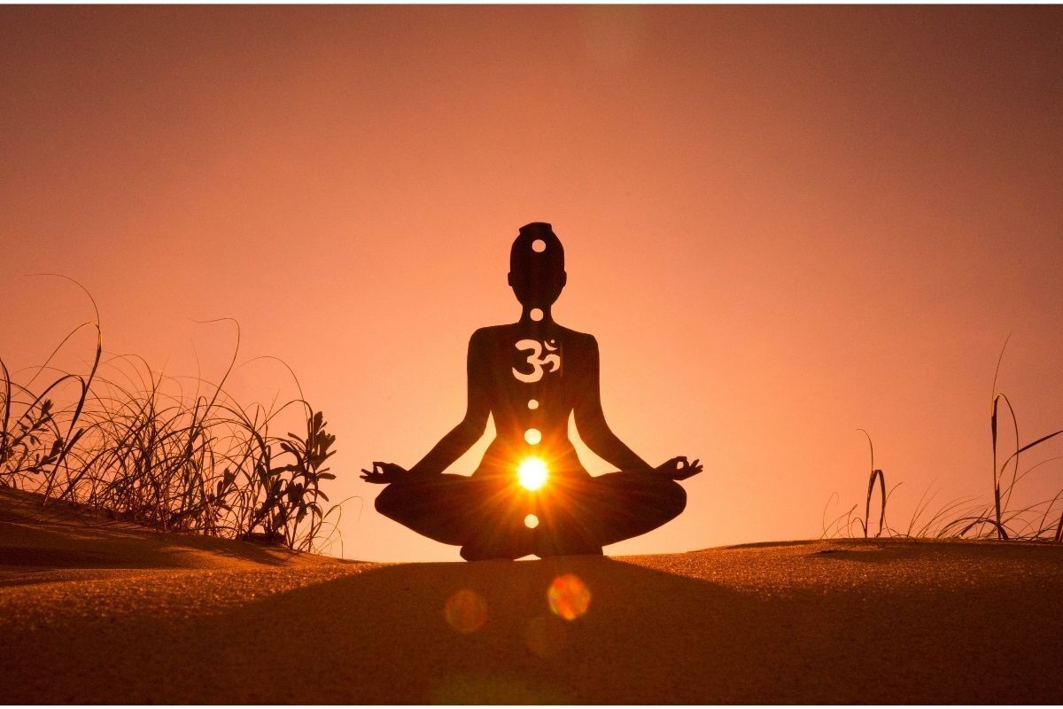 Silhueta de posição de Yoga em contraste ao sol, chacra sacral
