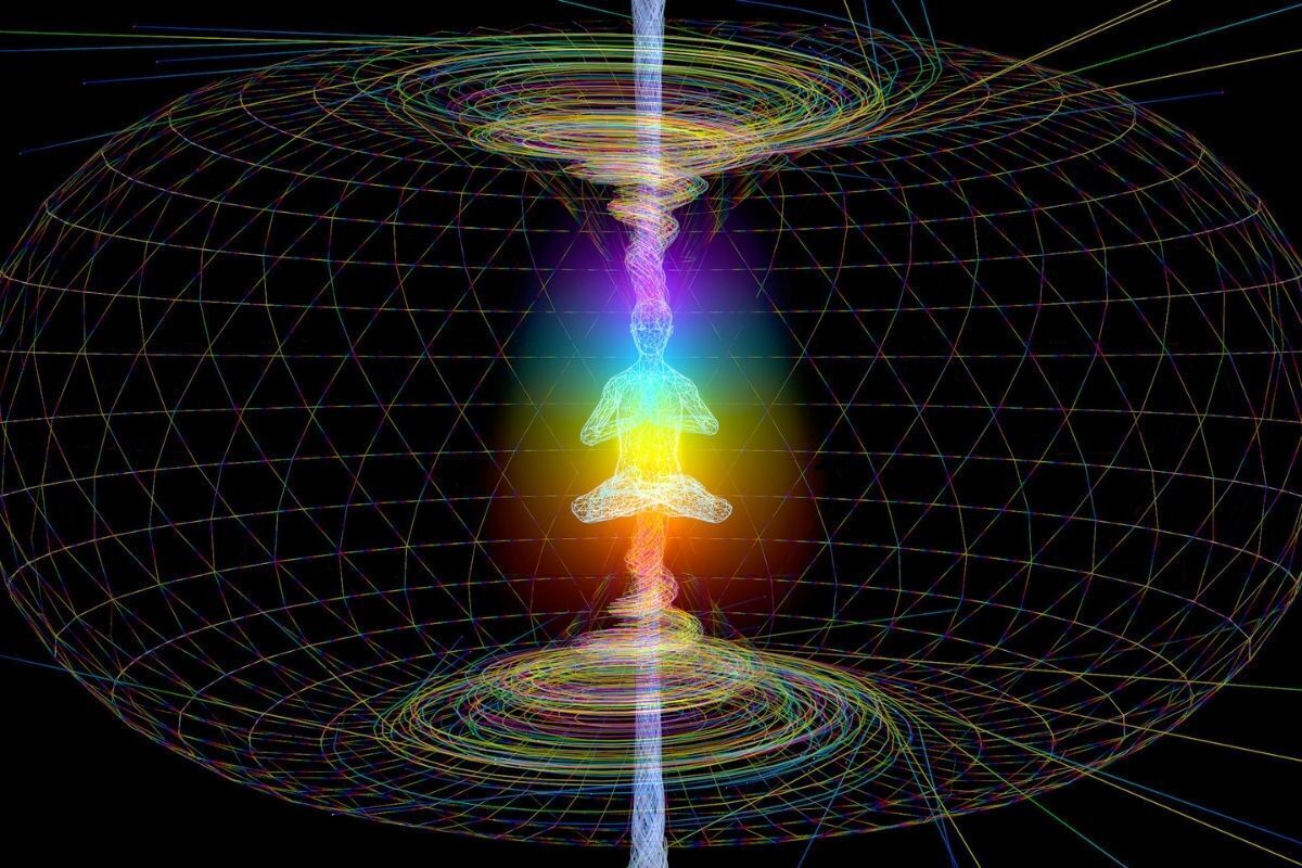 Ilustração colorida de meditação, com o contorno do desenho de uma pessoa meditando conectada ao universo.