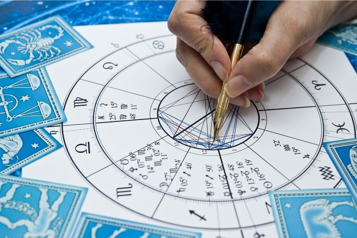Imagem ilustrativa de uma pessoa desenhando um Mapa astral
