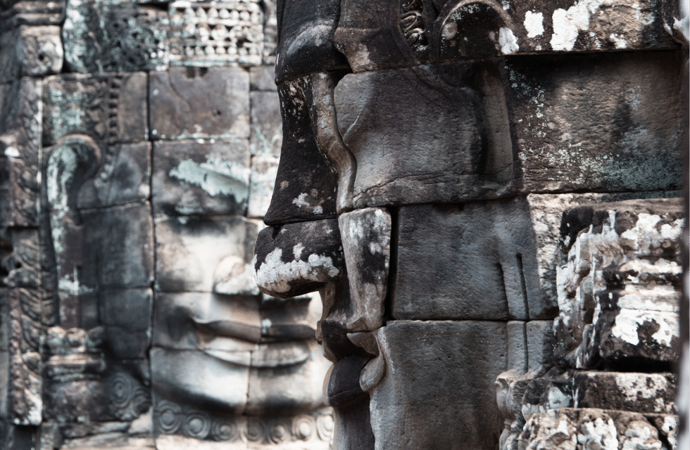 Escultura de Oduduwa formada nas pedras