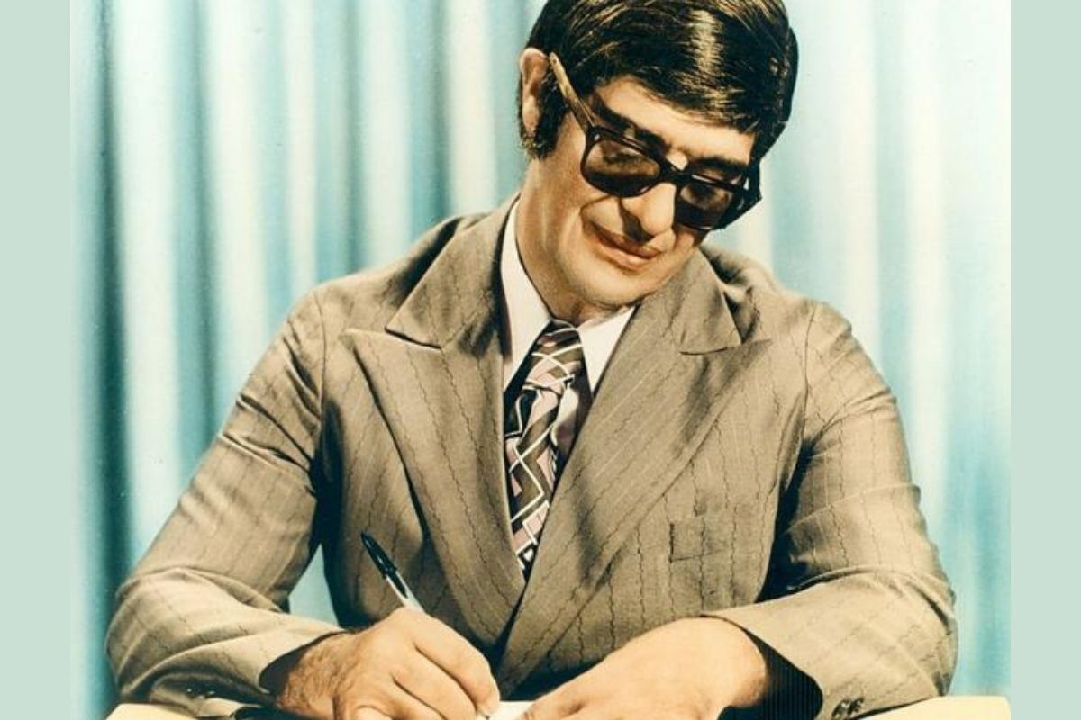 Médium Chico Xavier, com óculos escuros, psicografando
