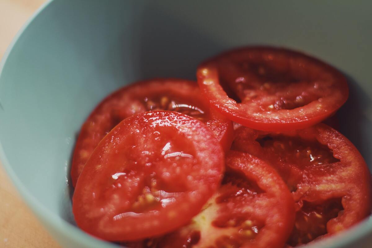Tomates cortados em rodelas. 