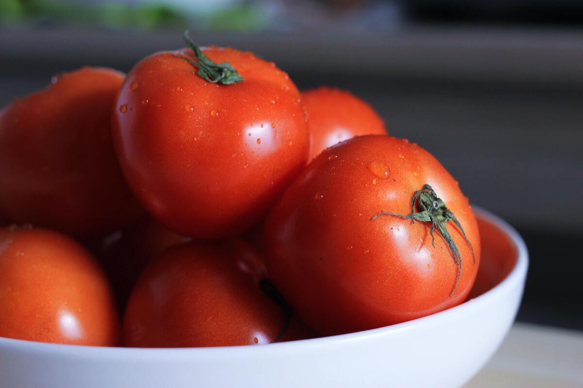 Pote cheio de tomates.