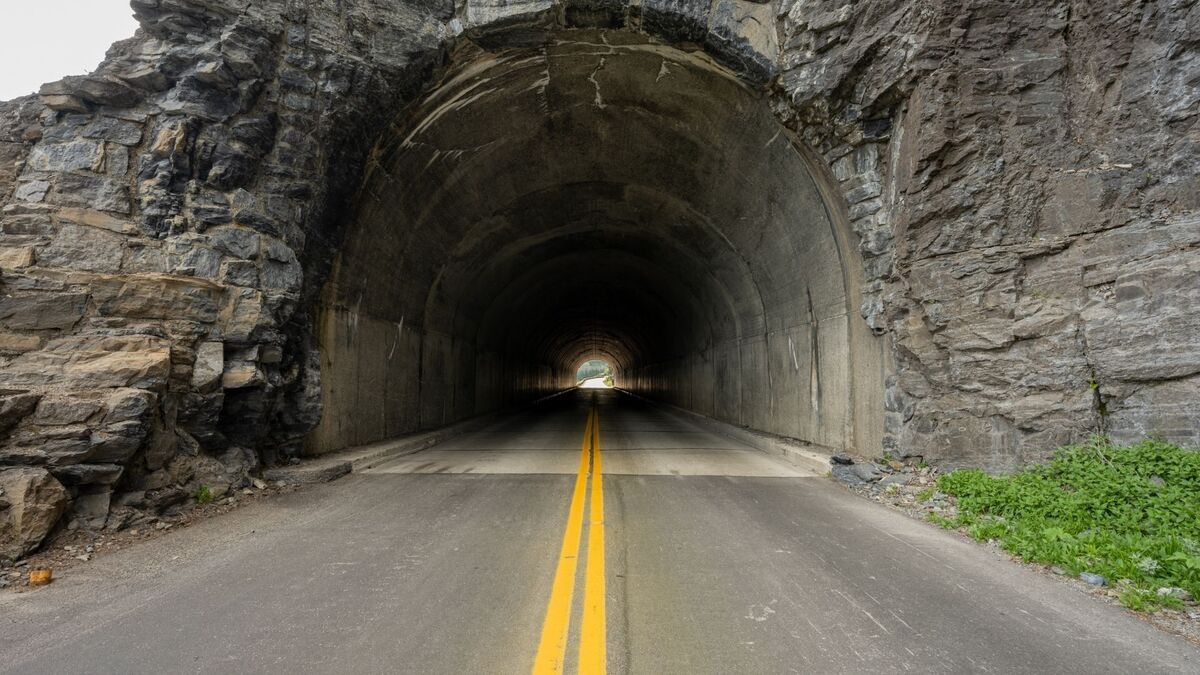 Túnel em uma estrada.