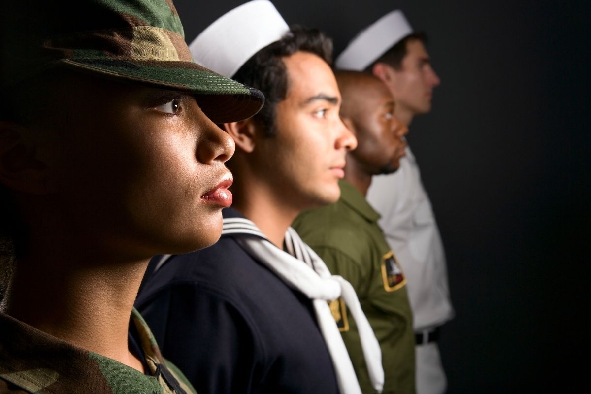 Foto Perfil de militares reunidos, incluindo militares da marinha e da aeronáutica