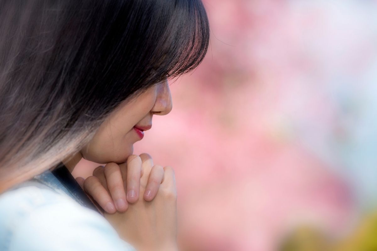 Mulher orando.