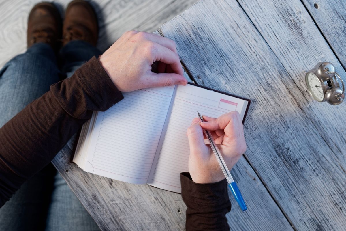 Perfil planejador: uma pessoa está escrevendo em sua agenda