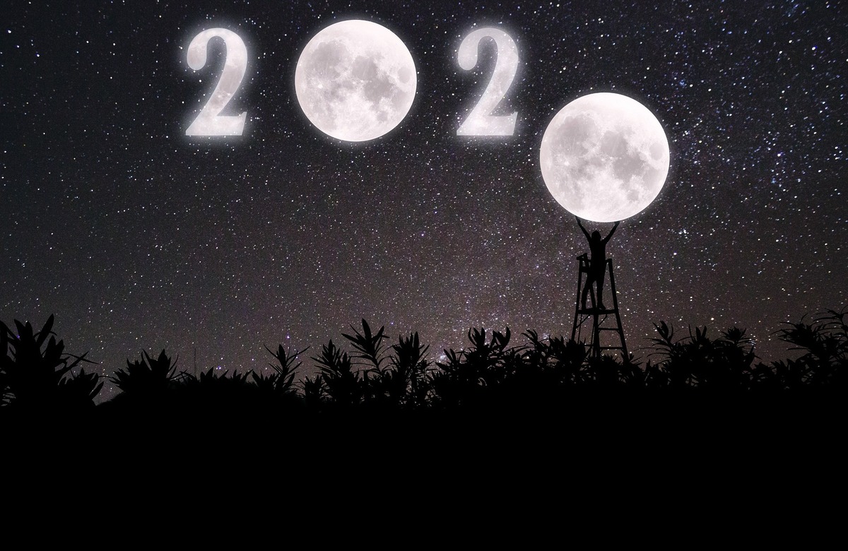Imagem do número 2020 no céu, onde o útlimo zero é uma lua sendo colocada por um homem em uma escada