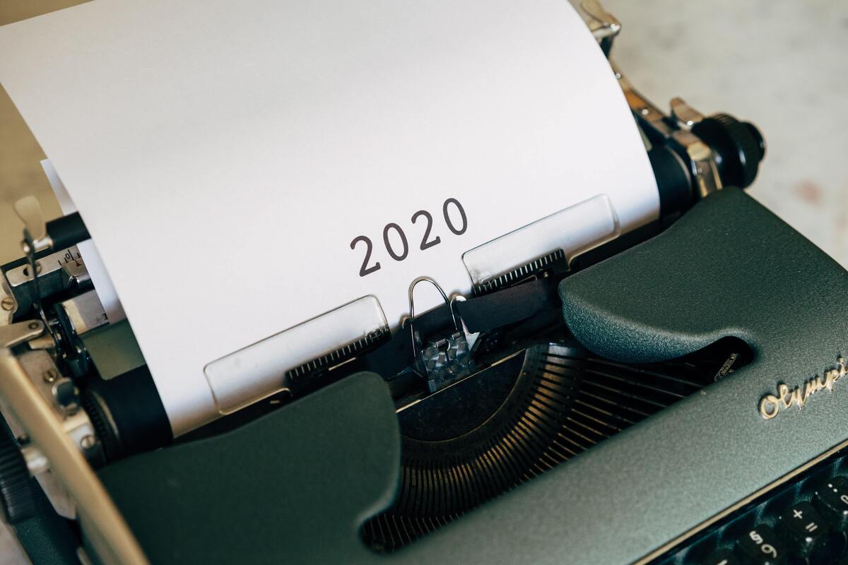 2020 escrito no papel em uma máquina de escrever