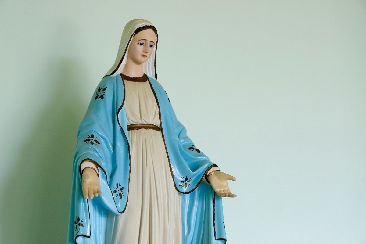 Estátua de Nossa Senhora das Graças.