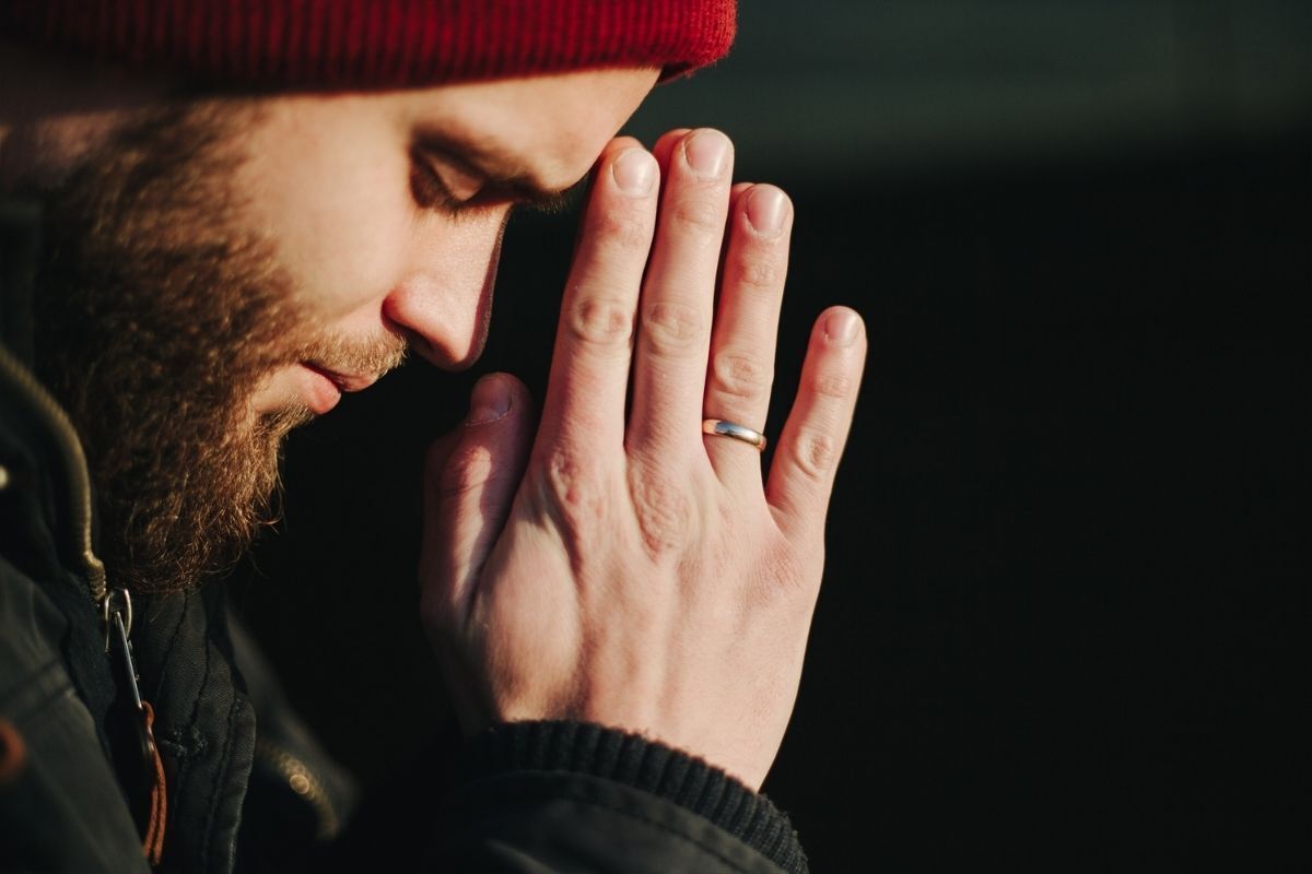 Homem orando.