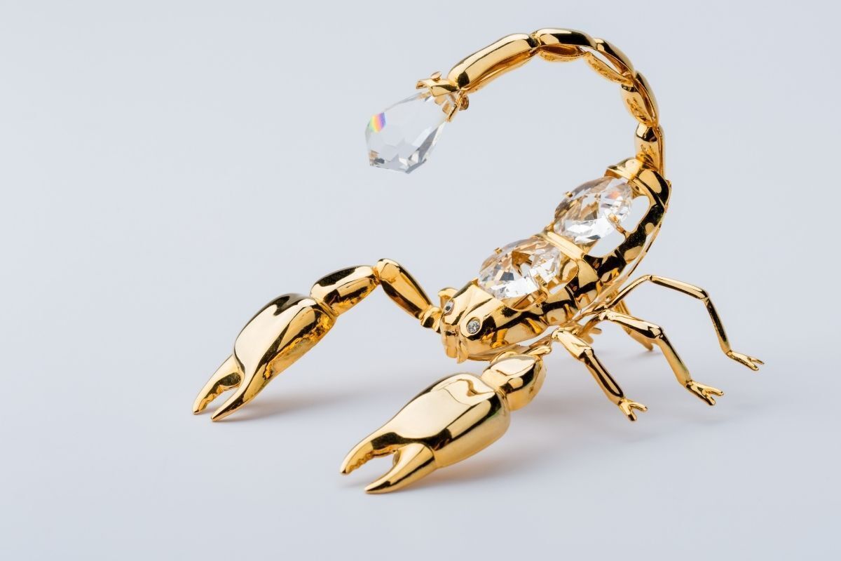 Símbolo do signo de escorpião - Ilustração de uma joia, feita em ouro