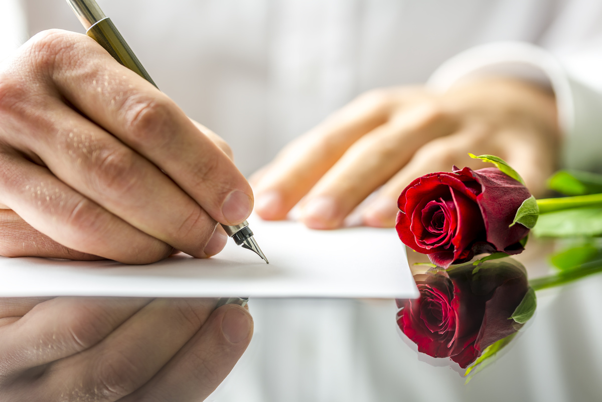 Pessoa escrevendo carta de declaração de amor