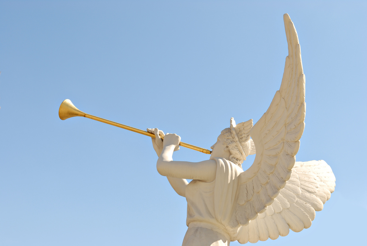 Estátua de anjo com trombeta.