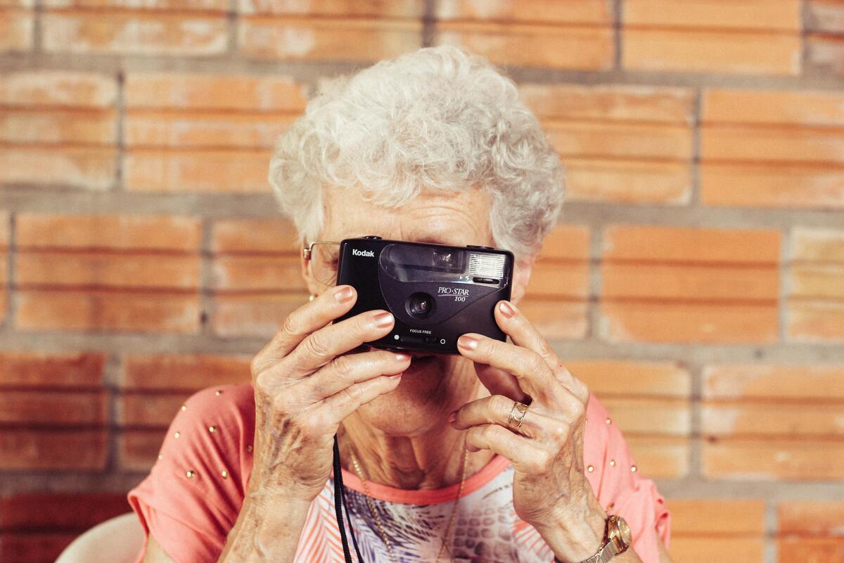 Mulher idosa tirando foto.