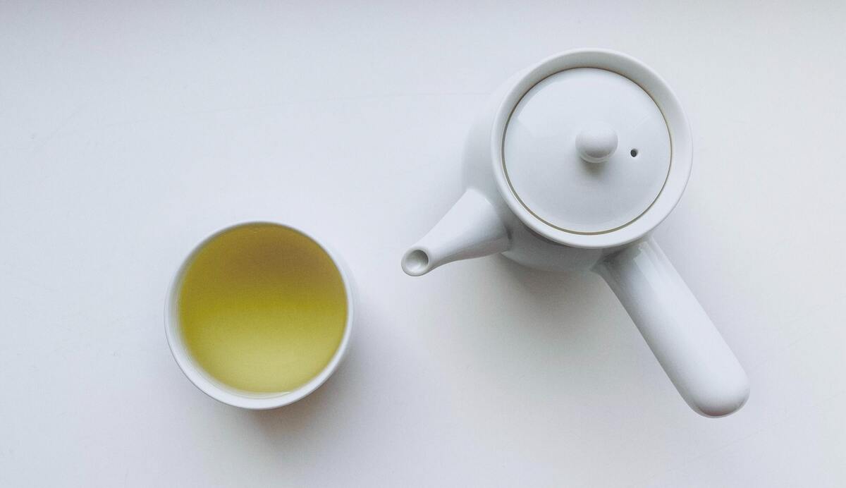 Xícara de chá verde.