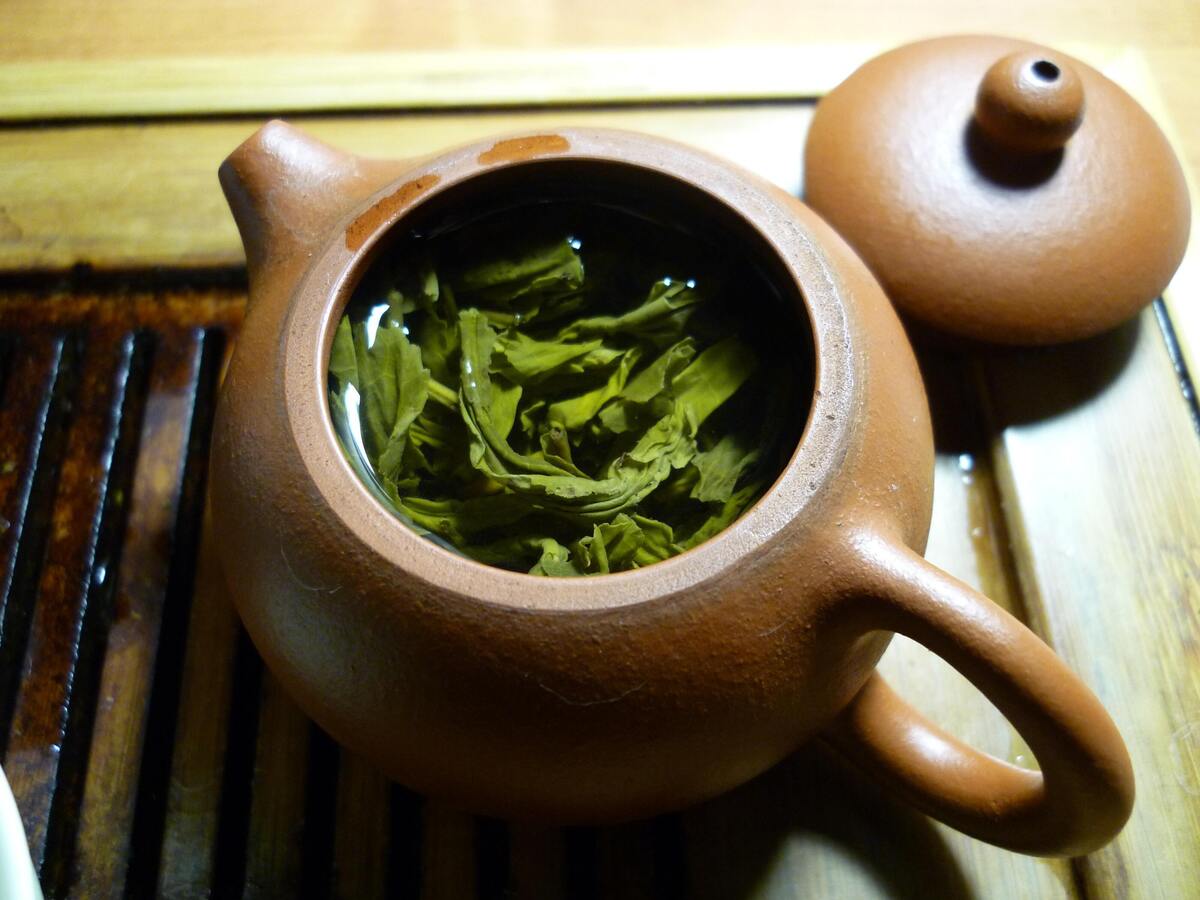 Chá verde sendo feito na chaleira. 