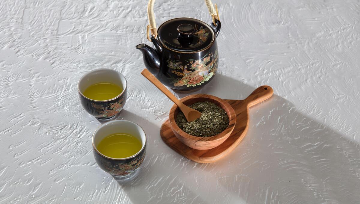 Xícaras de chá verde.
