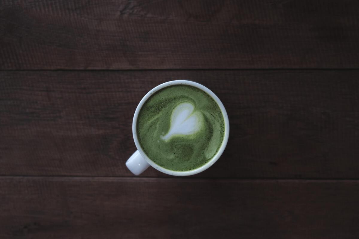Xícara de chá verde.