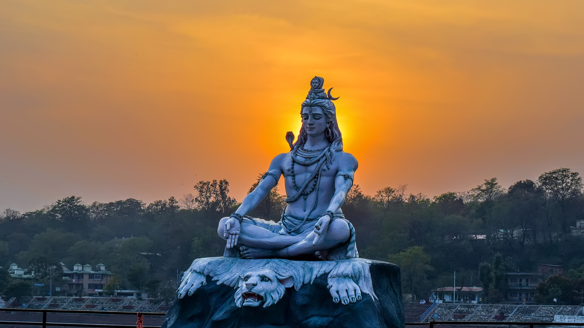 Estátua de Shiva no pôr do sol