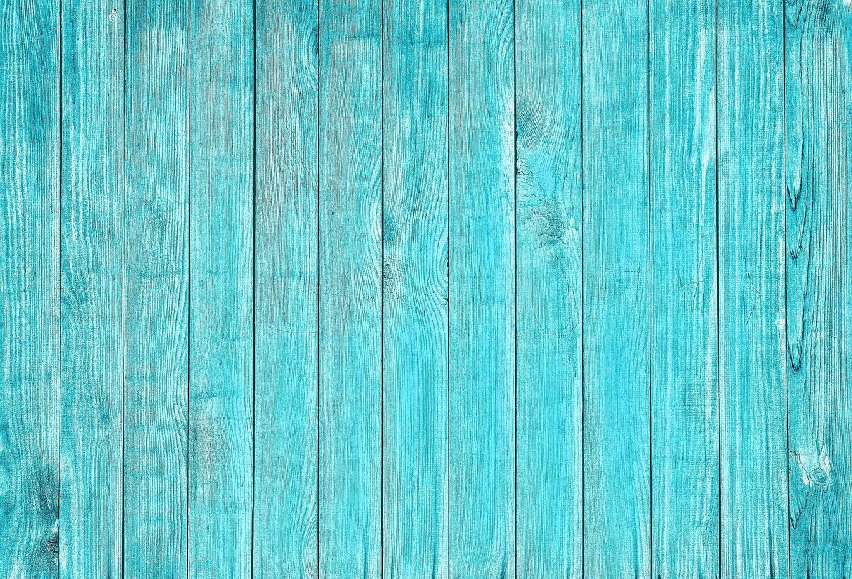 Tábuas de madeira da cor azul-turquesa enfileiradas.