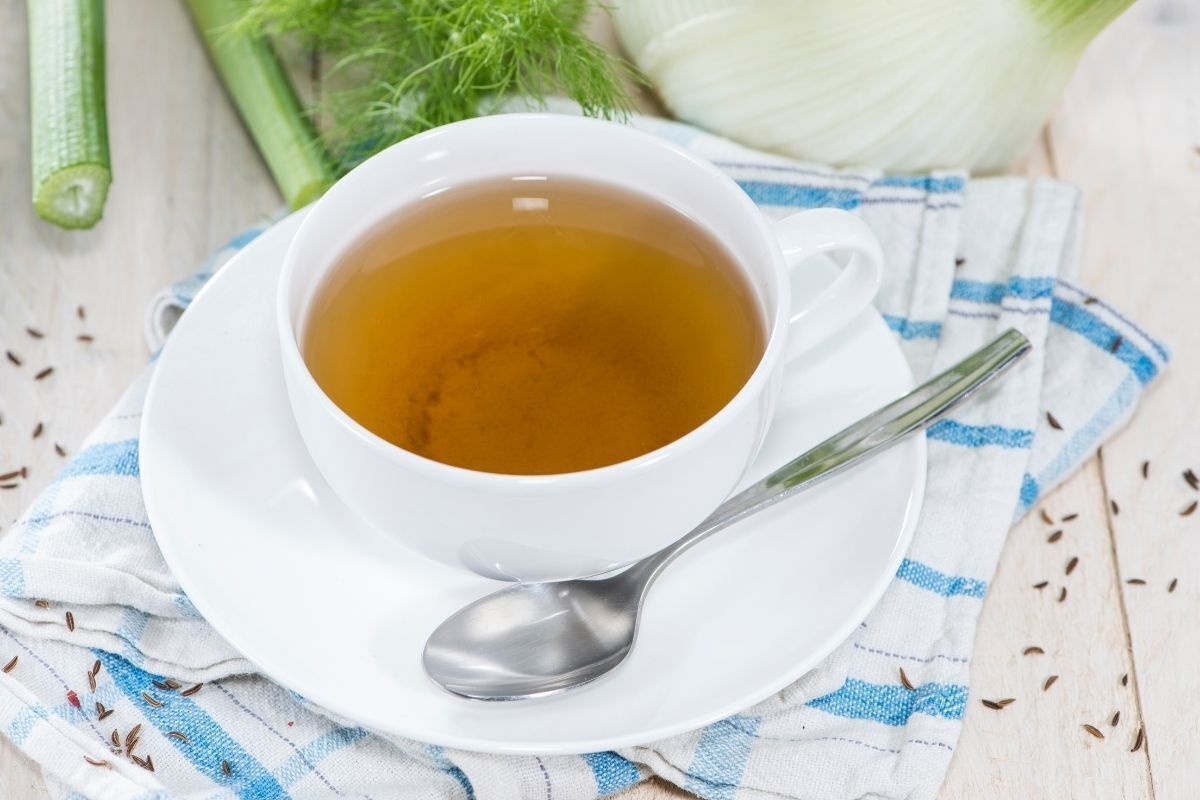 Chá de erva doce e salsinha em uma xícara branca