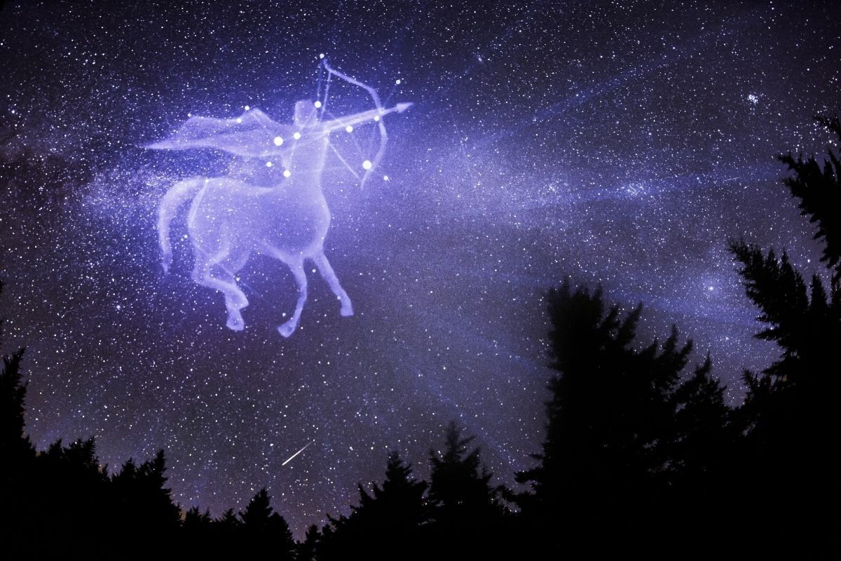 Constelação de Sagitário, com o desenho do signo em neon no céu