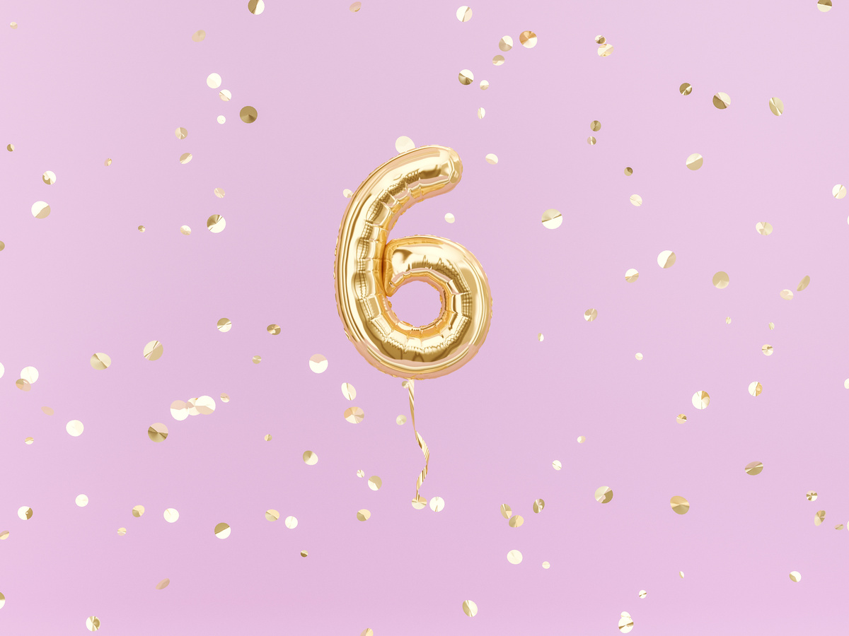 Balão dourado com o número 6 em fundo rosa