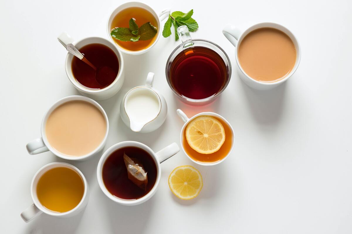 Xícaras com diferentes tipos de chá.