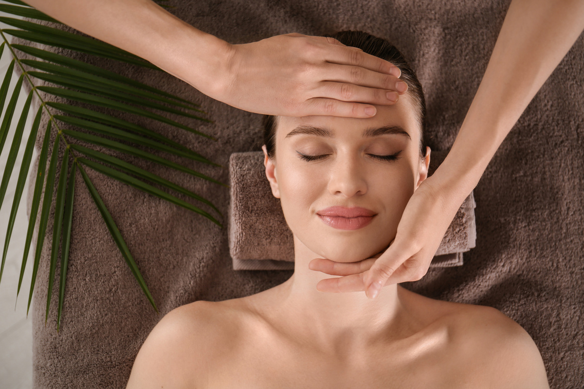 Mulher recebendo massagem no rosto.