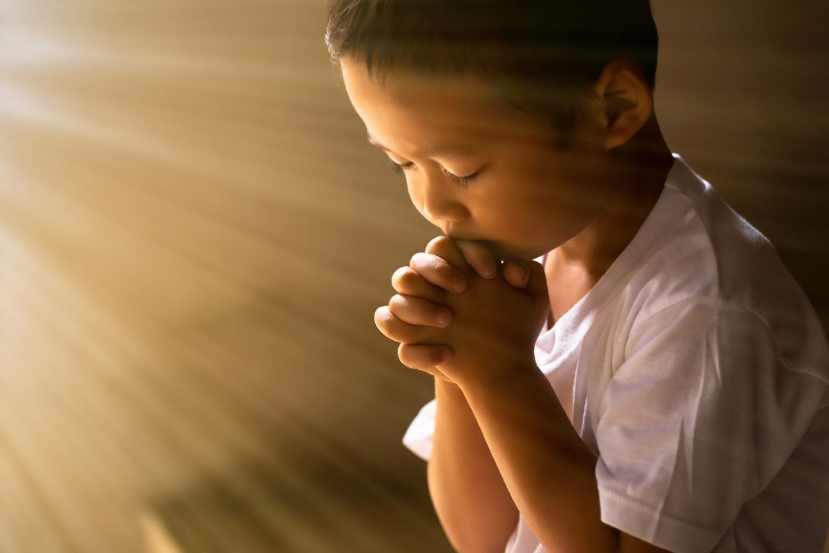 Criança rezando.