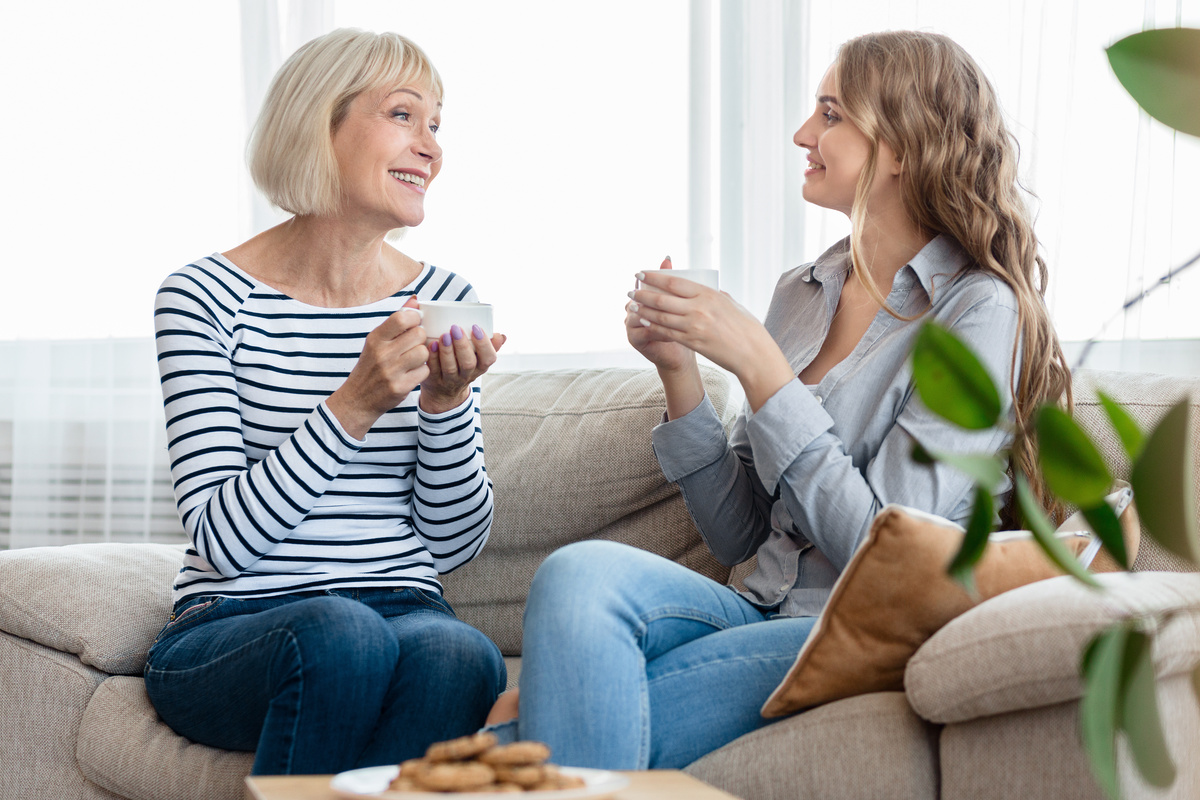 Duas mulheres conversando e tomando chá