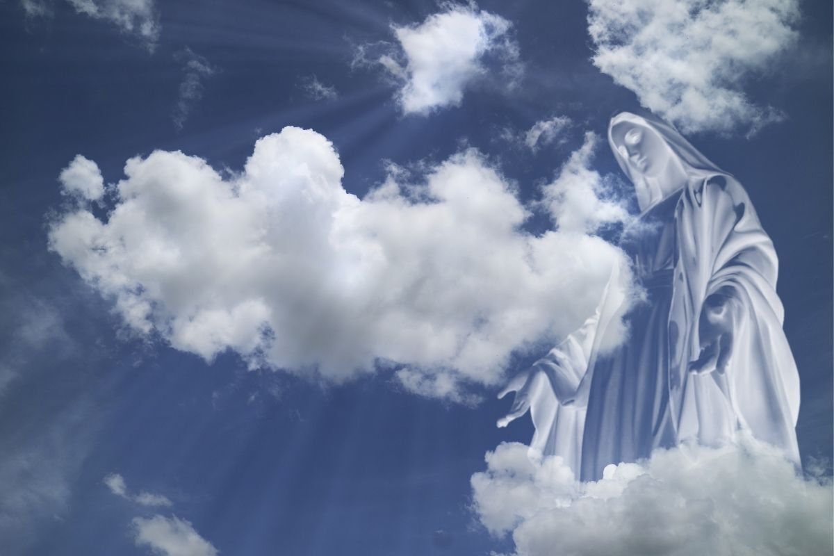 Ilustração de Nossa Senhora em forma de nuvens no céu azul