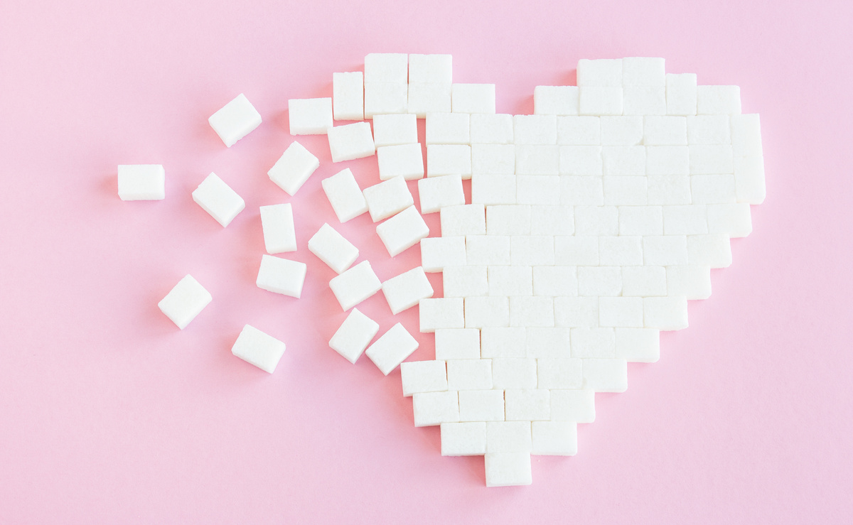 Coração feito com cubos de açúcar
