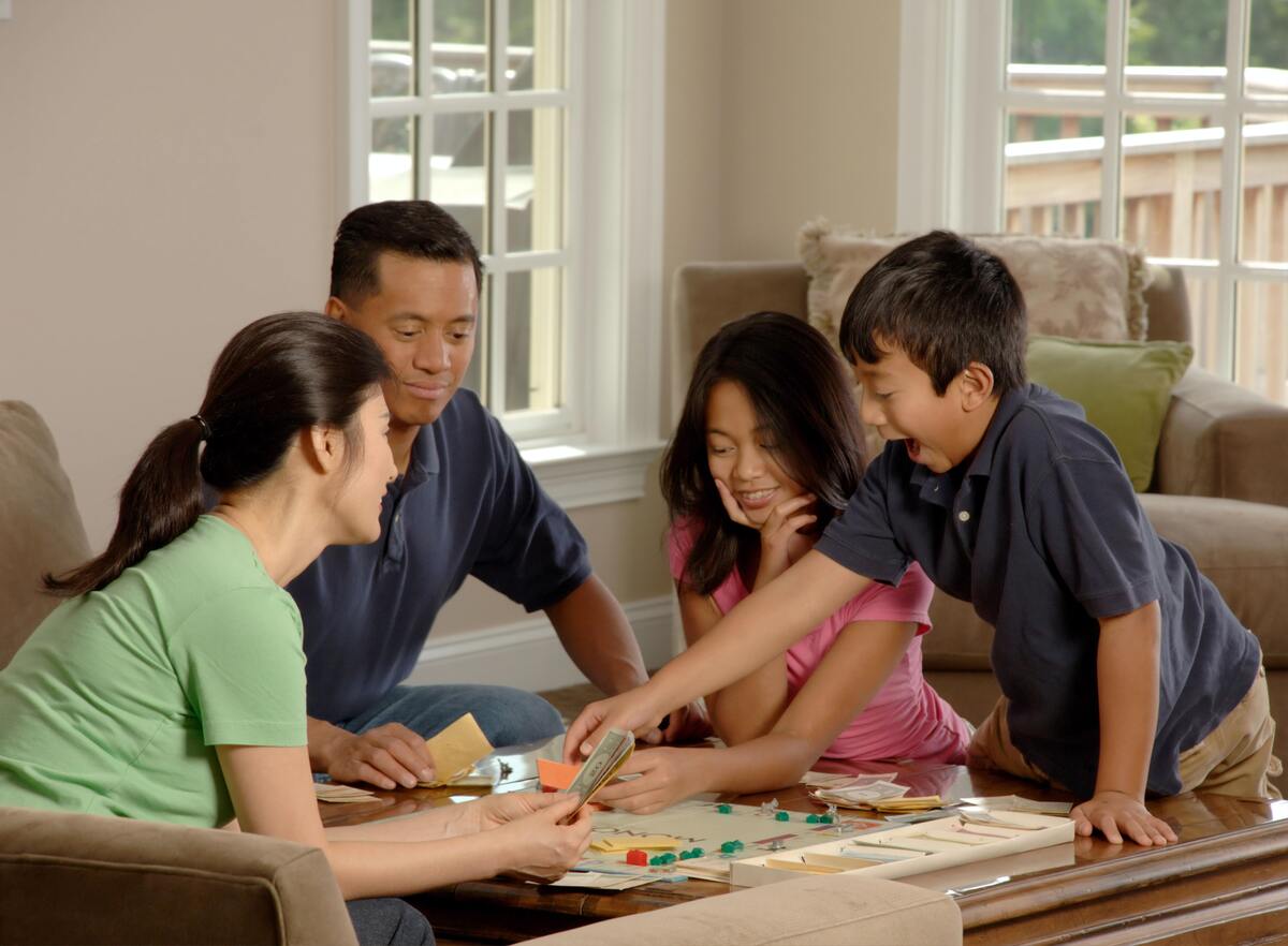 Família jogando um jogo de tabuleiro.