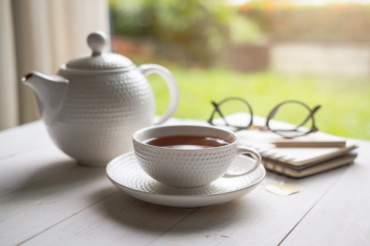 Chaleira e xícara de chá branco