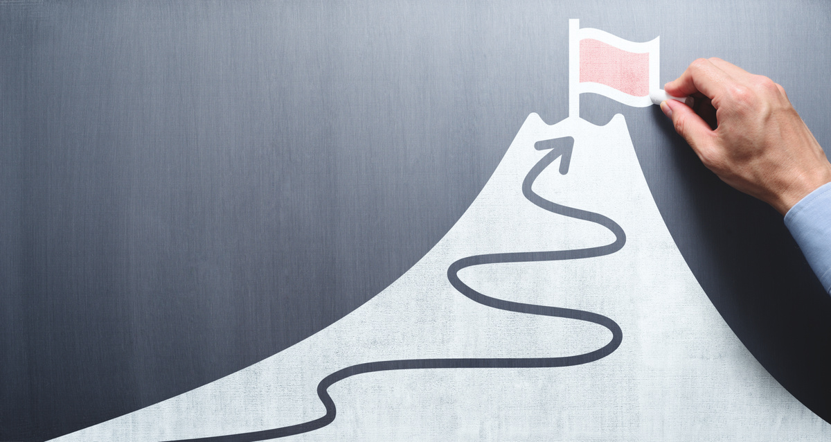 Bandeira sinalizando objtivo sendo desenhada em uma montanha
