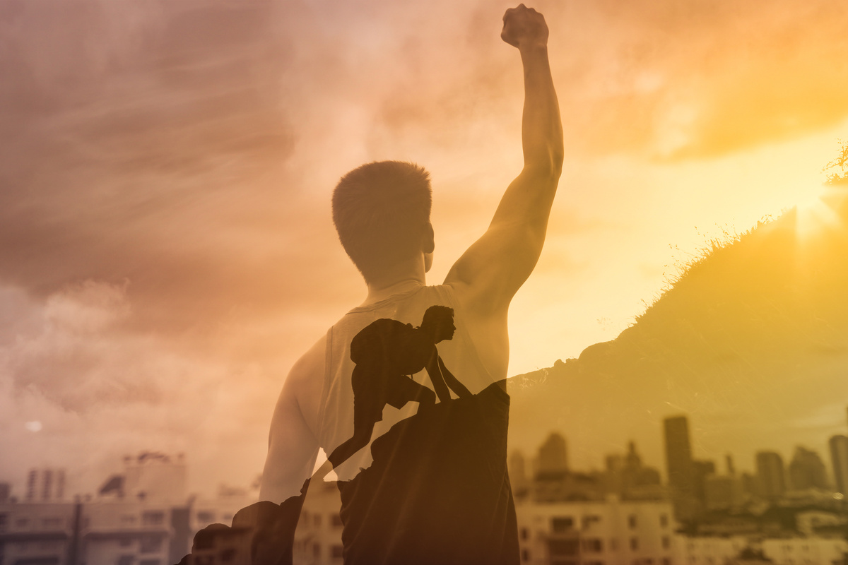 Imagem de homem com braços levantados comemorados sobreposta a imagem de homem escalando montanha