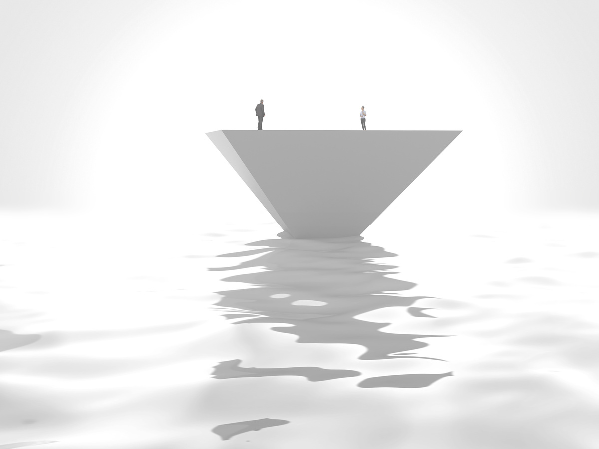 Ilustração de duas pessoas em cima de uma pirâmide invertida que flutua em um líquido branco