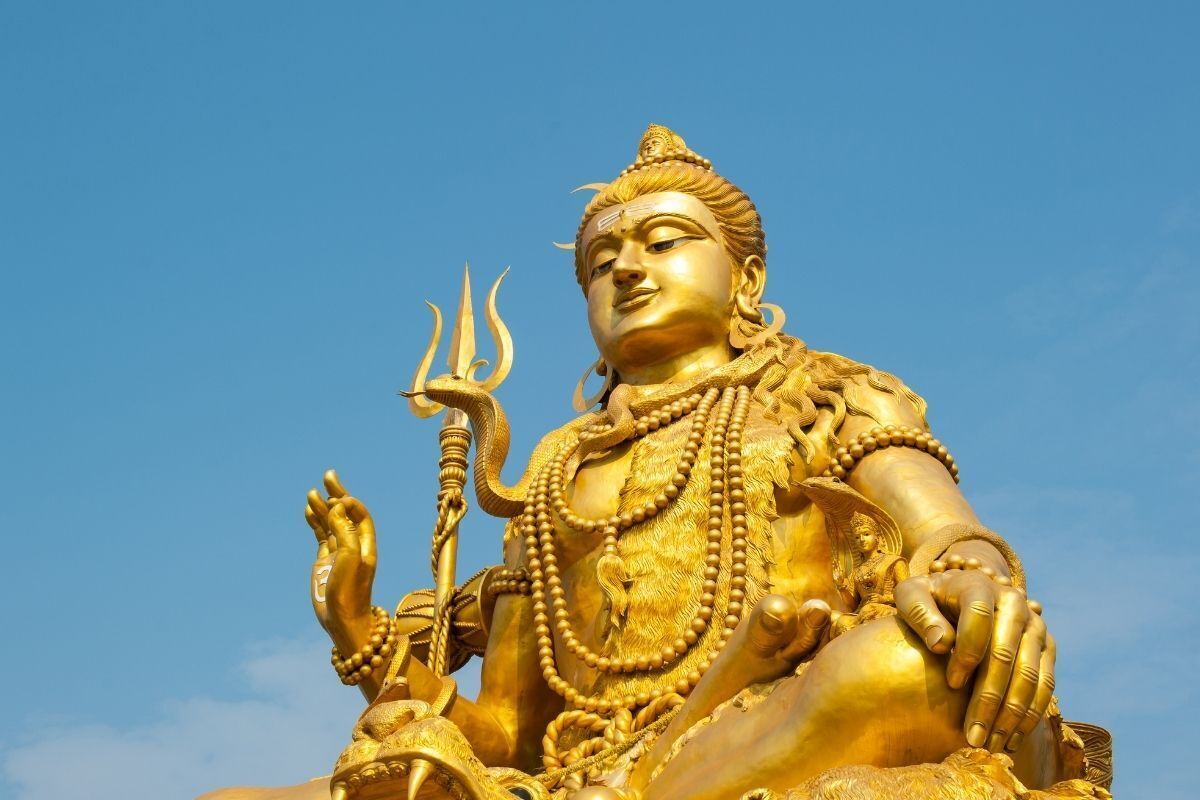 Estátua dourada de Shiva