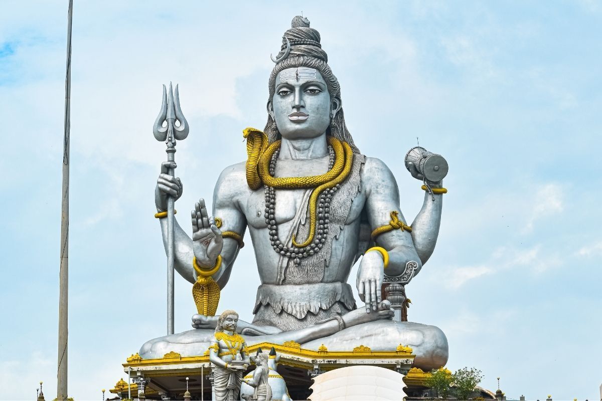 Shiva em uma grande estátua 