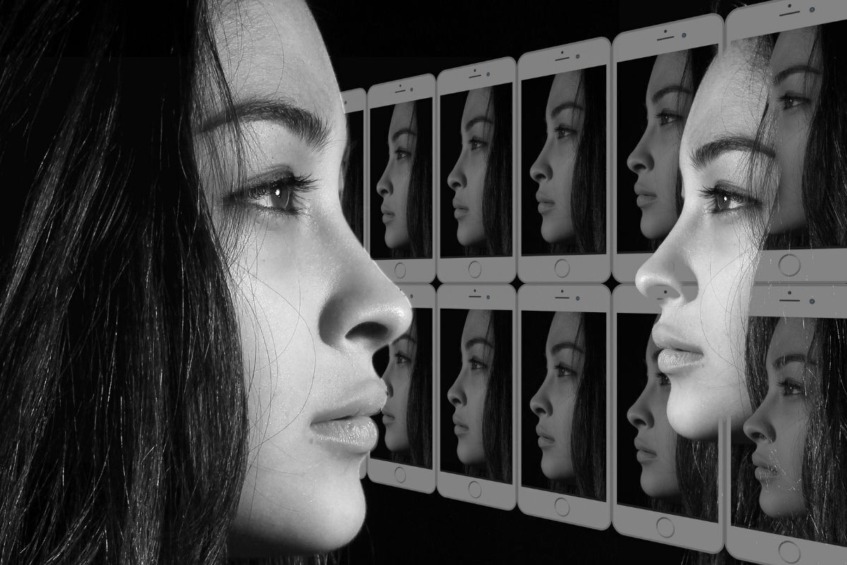 Crise existencial - ilustração de uma mulher confusa com suas diversas faces estampadas em smartphones