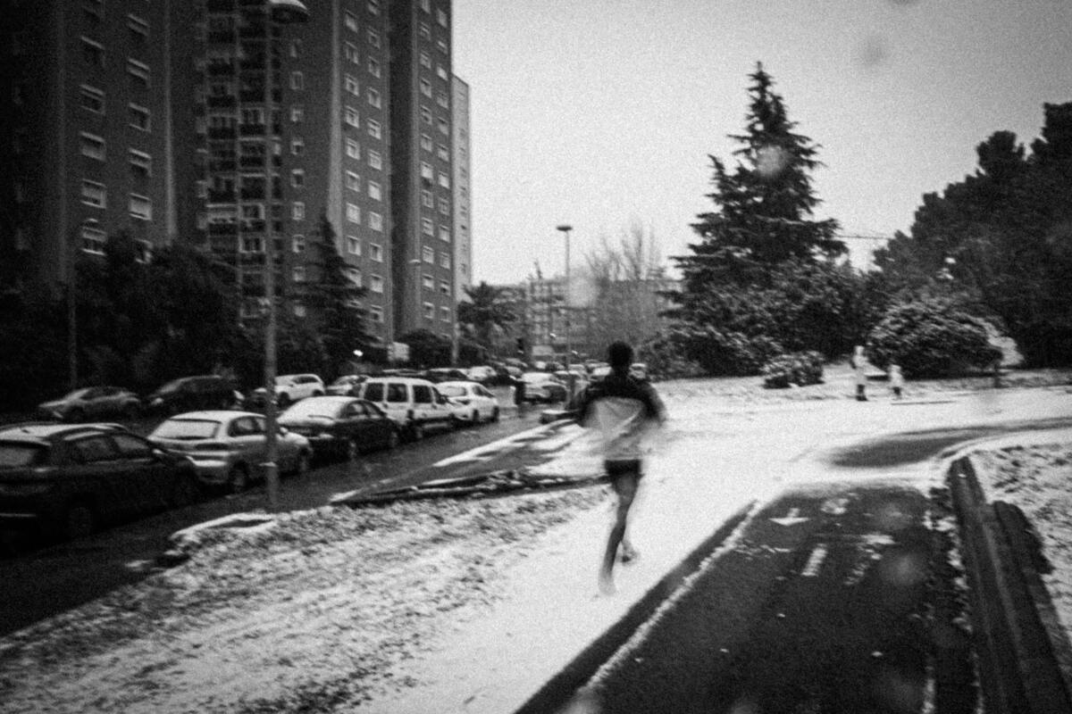 Homem correndo na neve.