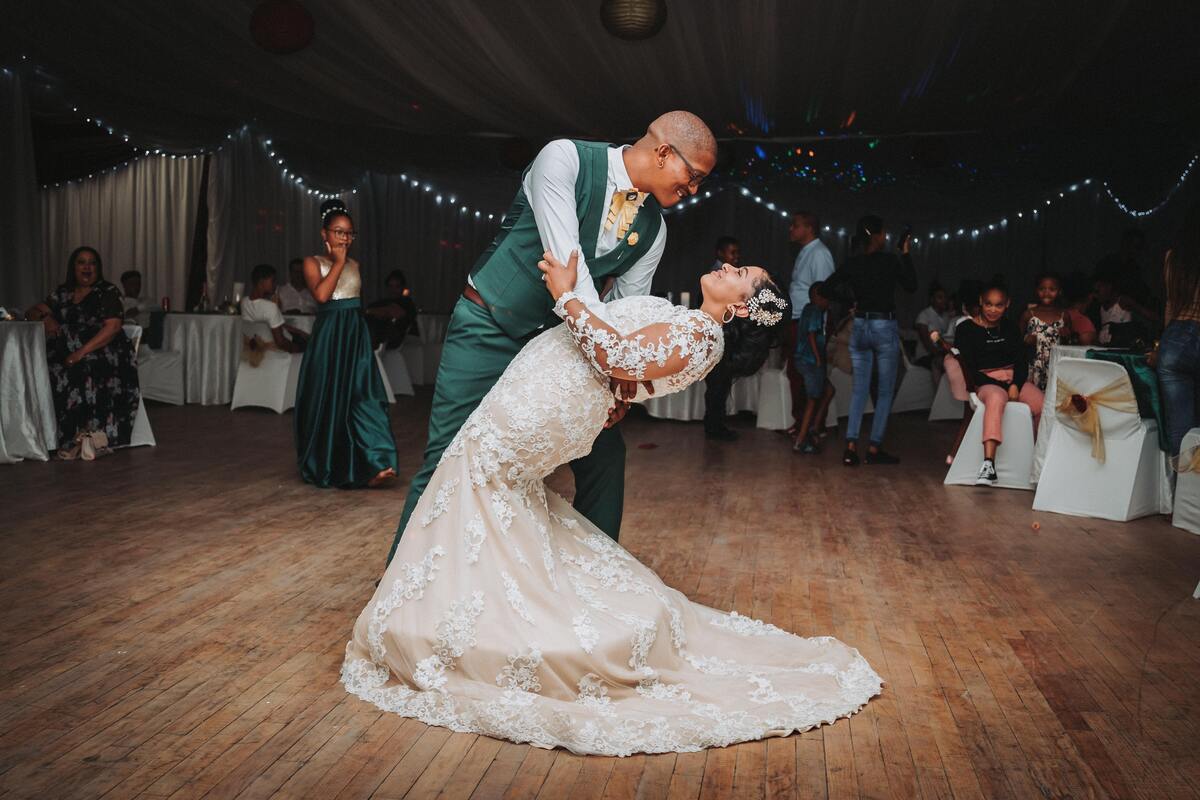 Casal dançando em seu casamento.