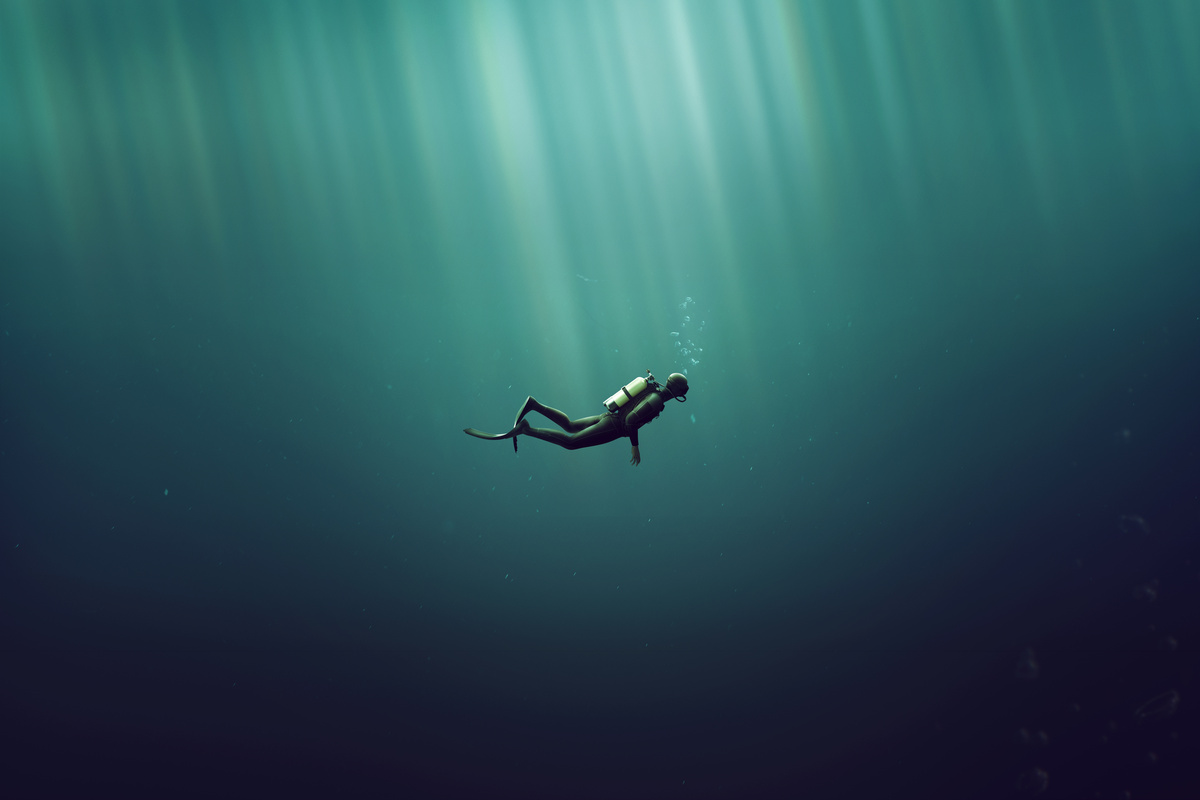 Homem mergulhando no mar