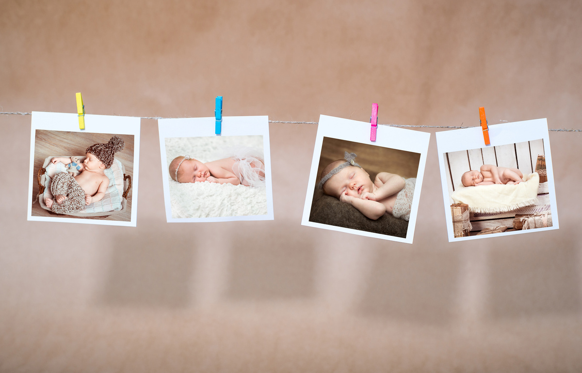 Fotos polaroid de bebê penduradas com prendedores de madeira em uma corda