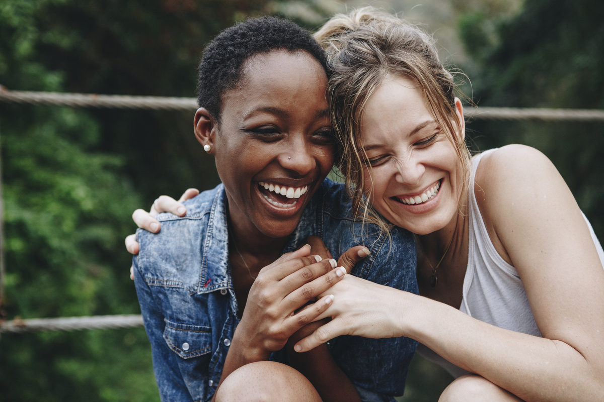 Amizade entre Câncer e Sagitário; amigas rindo juntas