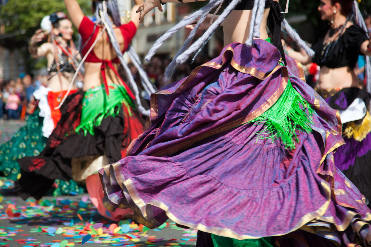 Cigana dançando com saia colorida