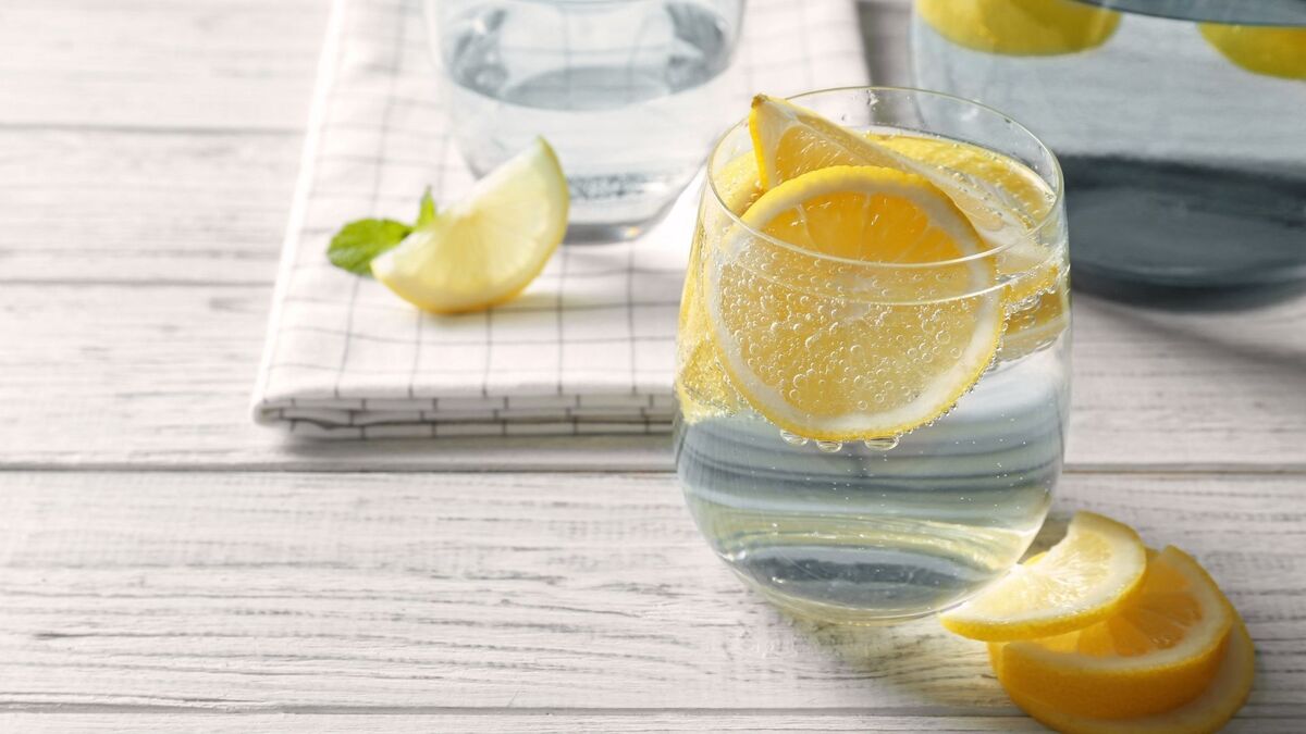Água com limão em um copo.